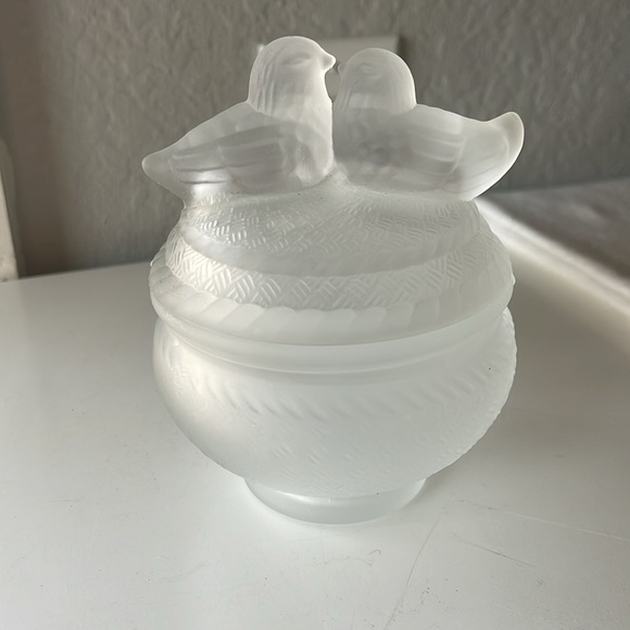 Vintage Kissing Doves Love Birds Frosted Glass Powder Box Trinket Dish 🕊️🕊️ - Picture 2 of 8